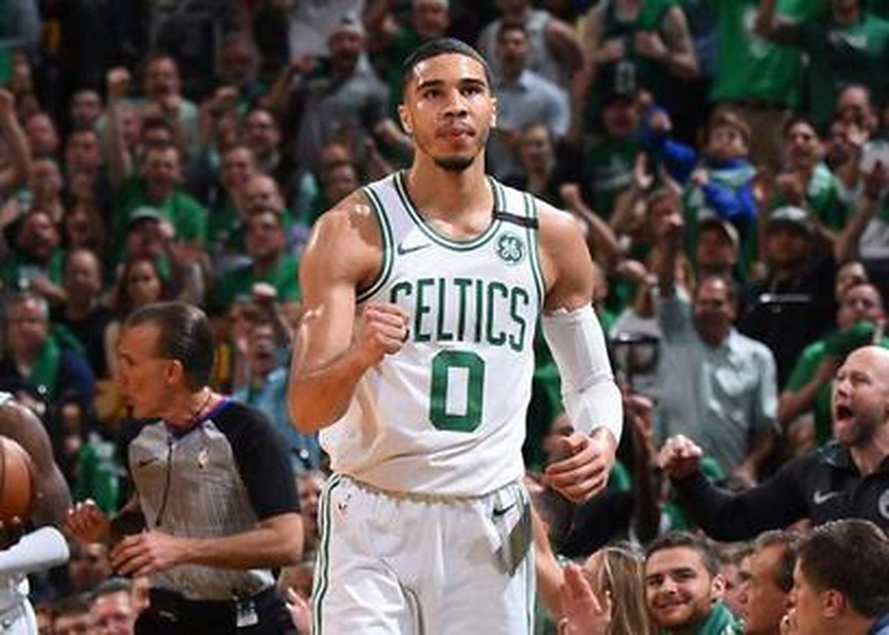 塔图姆连续十二场比赛得分超过刷新纪录，老鹰不断突破！赛场气氛高涨